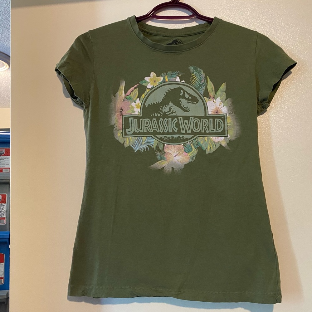 UNIVERSAL STUDIOS JURASSiC WORLD FITTED TEE